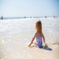 Kinderen aan het spelen op het strand? Waag online een gokje!